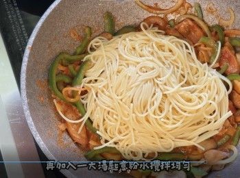 step11: 加入一大湯匙意粉水
加入意粉
再加入一大湯匙意粉水攪拌均勻
加入兩湯匙拿破崙意粉醬翻炒
加入少量芝士粉
加少量黑胡椒碎
輕輕翻炒就完成啦！