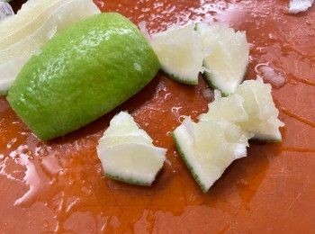 step1: 香水檸檬可用蔬菜消毒洗潔精或粗鹽擦洗接面，再切粒備用