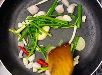 step3: 起油鑊爆香料頭