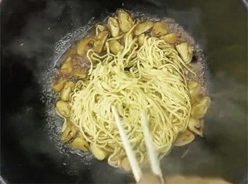 step7: 加入伊麵，翻炒均勻