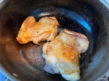 step5: 燒熱鍋、下少許油，把<a href="https://bit.ly/2ZxapeY" target="_blank" data-keyword="雞扒" class="guide-link"><strong>雞扒</strong></a> <span style="display:inline-block;vertical-align:middle;margin-top:-3px;color:initial;border-radius:3px;padding:2px 3px;font-size:12px;line-height:14px;background:#87d300;color:#fff;">即買</span> 皮向下地放進鍋中煎2分鐘至金黃色，再翻轉續煎2分鐘。