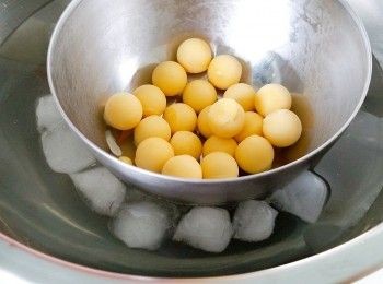 step3: 奶黃餡做法: 除了咸蛋黃、牛油同芝士片..將所有材料倒入碗內攪勻..開細火..用牛油炒香咸蛋黃..轉中細火..倒入奶黃漿....加入芝士片...煮至杰身..收細火..煮至不黏鑊..放涼後...搓成每份 20g.. 
(流心餡用冰水坐住..保持冷度..避免溶化..)
搓成圓形..中間開一小洞..放入流心人餡收口搓圓..放回雪櫃備用..