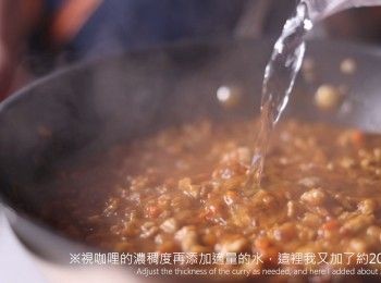 step4: 視咖哩的濃稠度再加入開水約200ml，轉小火燉煮約5~10分鐘。