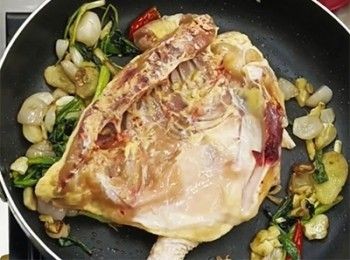 step4: 雞皮向下略煎