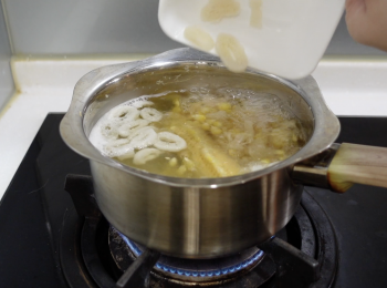 step4: 將瑤柱絲、浸瑤柱的水、粟米芯和粟米粒放入鍋中，加水，大火煲滾轉小火，煲10分鐘，10分鐘開蓋，轉中火再煲10分鐘，加竹笙後煲5分鐘