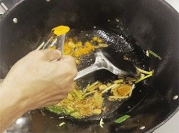 step8: 加入黃薑粉、咖哩醬炒勻