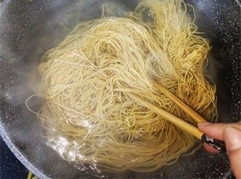 step1: 燒滾水下麵餅，用筷子將麵餅打散