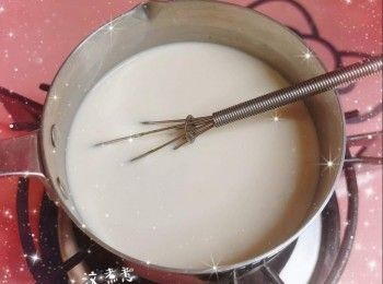 step4: 淡忌廉、鮮奶（32 ml）、粟粉、煉奶和糖混合，用慢火煮（邊煮邊攪拌），煮至呈淡黃色和開始濃稠，加入綠茶鮮奶，繼續煮至濃稠，熄火