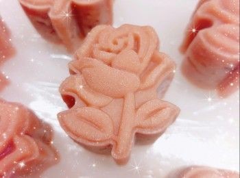 step8: 將月餅團搓成短身橢圓形，放入月餅模內壓花，（如月餅壓花後，表面沾上太多粉，可用刷子輕輕的將粉掃走），放進冰格冷凍最少3小時