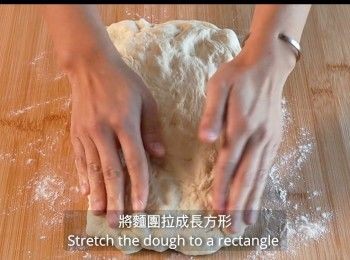 step12: 將麵團拉成長方形（約17-18CM闊