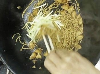 step8: 加入韮王，翻炒均勻