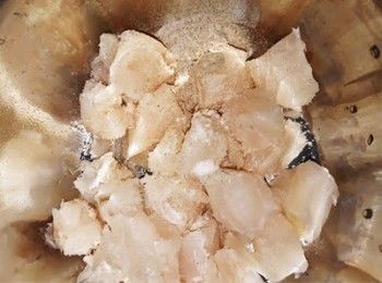 step5: 加入鹽、胡椒粉、少許麵粉及白酒醃30分鐘