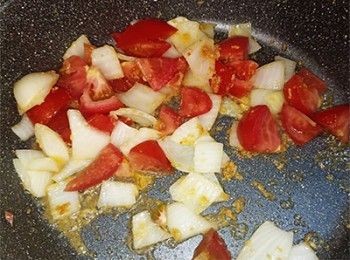 step17: <span class="group_3">鮮茄汁</span>加入蕃茄，炒至軟身