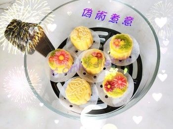 step7: 取出已包好月餅...可隨意放上花花..葉子..完成後..放入冰格..冷藏三小時