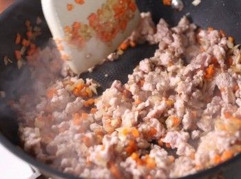 step2: 加入絞肉拌炒。