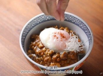 step6: 最後再將咖哩醬與其他配料一起盛碗就完成了。