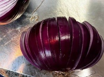 step3: 把洋葱切成條狀。