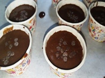 step6: 再注入朱古力漿至8-9成滿，面加上10-12粒入爐朱古力