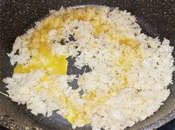 step7: <span class="group_1">炒飯底</span>加入蛋液，拌炒均勻