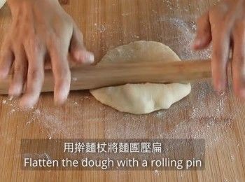 step18: 用擀麵杖將麵團壓扁