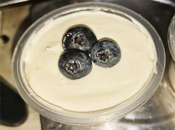 step8: 芝士醬倒滿，加上裝飾即可