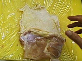 step7: <a href="https://bit.ly/2ZxapeY" target="_blank" data-keyword="雞扒" class="guide-link"><strong>雞扒</strong></a> <span style="display:inline-block;vertical-align:middle;margin-top:-3px;color:initial;border-radius:3px;padding:2px 3px;font-size:12px;line-height:14px;background:#87d300;color:#fff;">即買</span> 攤開在保鱗紙上，外皮向下