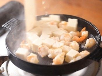 step3: 熱油鍋，將蝦仁與豆腐下鍋翻炒均勻。