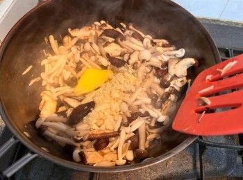 step4: 加入牛油和蒜泥，加入鹽和黑胡椒碎調味，多炒2-3分鐘即可。
