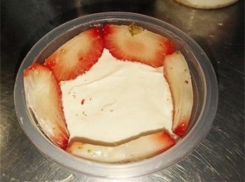 step8: 杯邊鋪上士多啤梨片