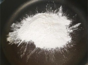 step1: [糕粉] 適量糯米粉慢火炒至熟透
