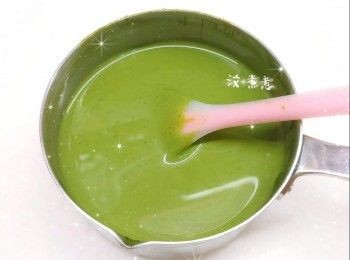 step6: 加入魚膠粉水，攪拌至完全均勻，即成幼滑綠茶流心餡