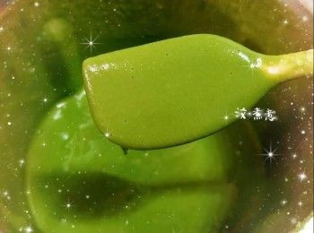 step14: 將溫度調至"100°"和轉速調至"速度 2"，加入油（分3次；每次加入油後，必需翻炒至綠茶豆蓉完全吸收，才可再加入油；約45分鐘）