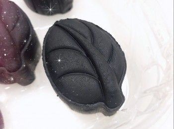 step11: 取出，塗／噴小許蜜糖水（蜜糖和水的比例，約1：0.5-1），吹乾約4分鐘 2. 放中層（使月餅底部熟透），最後再焗約3-5分鐘（220°；調高溫度上色），放涼