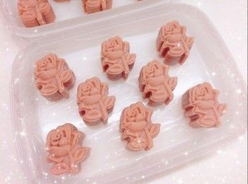 step11: 取出，塗／噴小許蜜糖水（蜜糖和水的比例，約1：0.5-1），吹乾約4分鐘 2. 放中層（使月餅底部熟透），最後再焗約3-5分鐘（220°；調高溫度上色），放涼，即可