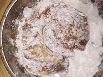 step12: <span class="group_2">豬扒</span>粘上麵粉