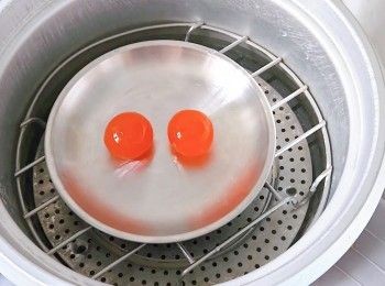 step1: 噴少許玫瑰露..中火滾起..蒸七分鐘...