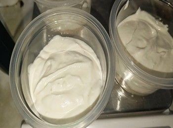 step6: 芝士醬倒入杯內，約3成滿