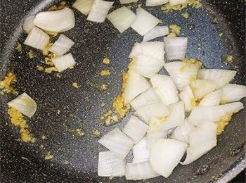 step16: <span class="group_3">鮮茄汁</span>加入洋蔥炒香