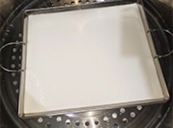 step6: 過篩倒入盆內

* 糕盆尺寸: 長23cm*闊19cm