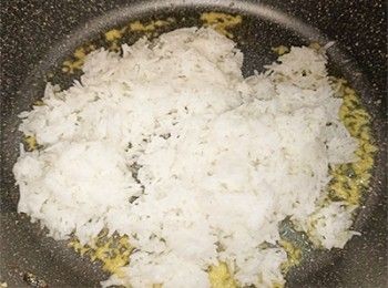 step6: <span class="group_1">炒飯底</span>加入白飯，鹽，胡椒粉調味，拌炒均勻