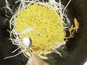 step6: 加入大地魚粉、糖、雞粉