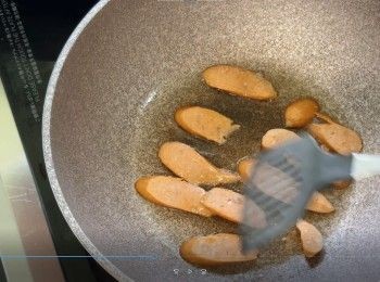 step7: 不沾鍋中火預熱，加少量油
加入腸仔煎一分鐘
反轉再煎一分鐘