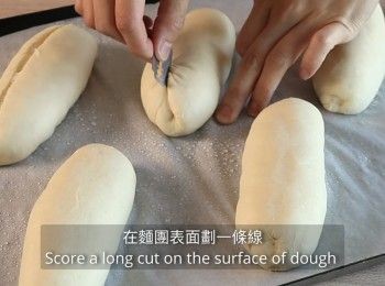 step23: 在麵團表面劃一條線, 割紋深度在2毫米左右
