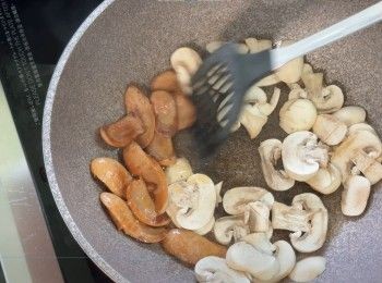 step8: 腸仔推開，加入蘑菇煎一分鐘
加少量鹽
加少量黑胡椒碎
炒一分鐘