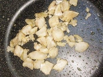 step6: 燒熱油，加入魚柳炒至乾身，盛起備用