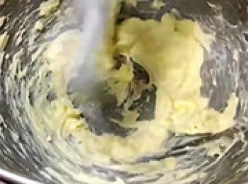 step1: <span class="group_1">菠蘿包酥皮</span>牛油打至軟身