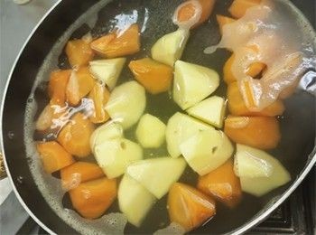 step3: 薯仔、甘筍放煲內，水滾煲10-15分鐘
