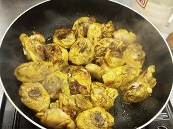 step4: 燒熱油，放入雞件煎封