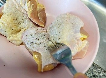 step4: 把<a href="https://bit.ly/2ZxapeY" target="_blank" data-keyword="雞扒" class="guide-link"><strong>雞扒</strong></a> <span style="display:inline-block;vertical-align:middle;margin-top:-3px;color:initial;border-radius:3px;padding:2px 3px;font-size:12px;line-height:14px;background:#87d300;color:#fff;">即買</span> 抹乾，用叉子在皮上插一些小孔以防煎的時候捲起來，並以鹽、黑胡椒碎醃5-10分鐘。