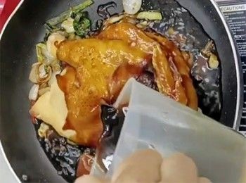 step6: 倒入<span class="group_2">豉油汁</span>